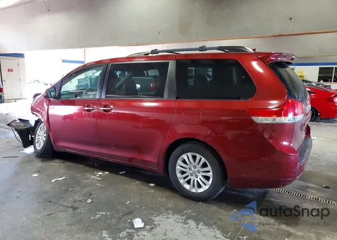 2011 Toyota Sienna Xle z USA, uszkodzony, nr VIN 5TDYK3DC2BS149173
